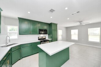 Building Photo - 6735 W Alpine Dr
