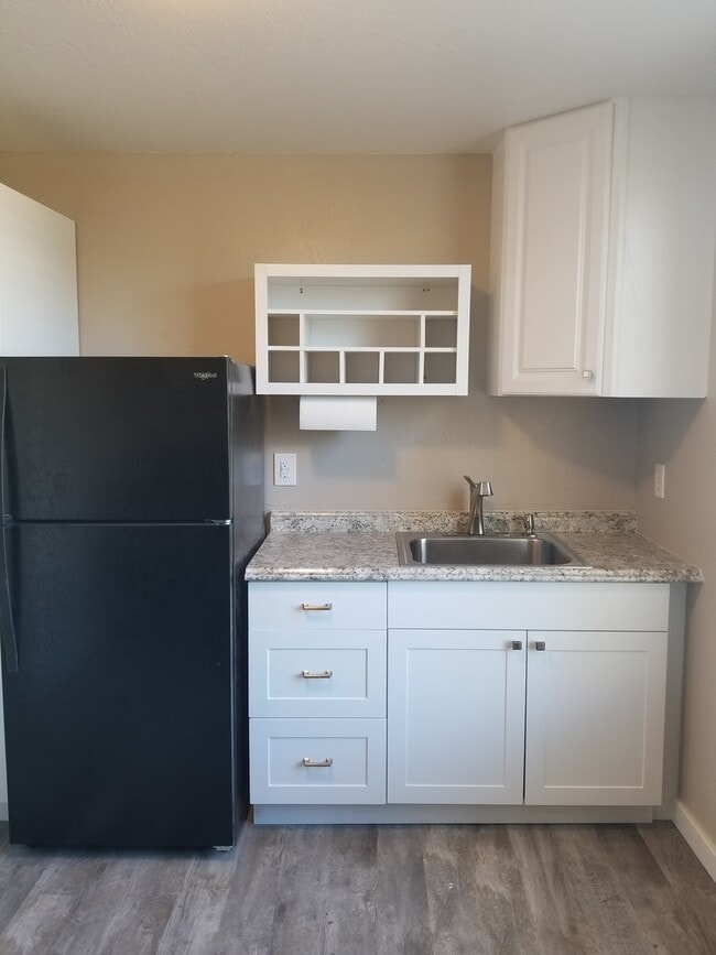 Building Photo - Upstairs Apartment in 2-Unit Property - DO...