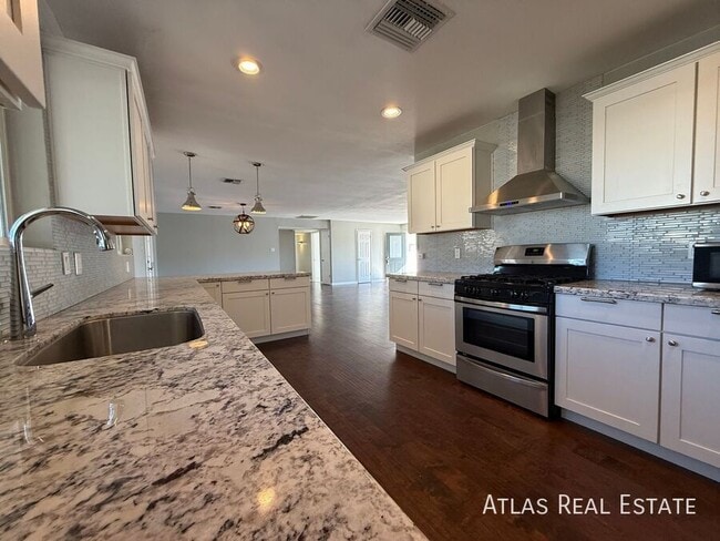 Building Photo - 6820 E Pinchot Ave