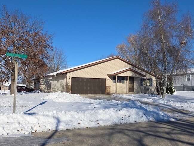 Foto del edificio - 722 Goldfinch Ln