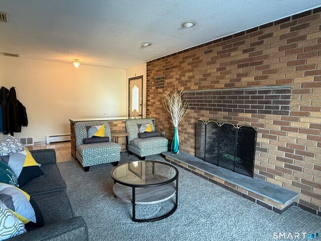 Foto del edificio - 50 Emmett Ave