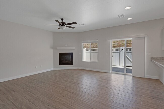 Foto del edificio - 668 E Fiddlers Canyon Rd