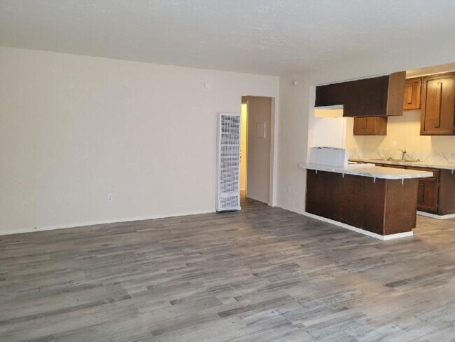 Foto del edificio - 2 Bedroom, 1 Bathroom Apartment In Canyonville.