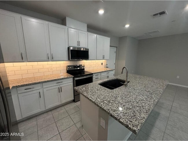 Building Photo - 775 E Furness Dr