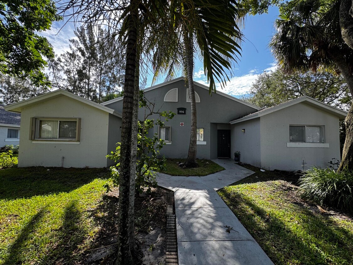 Foto principal - 994 Lake Terry Dr