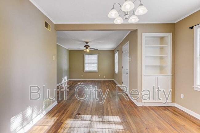 Building Photo - 1071 Robin Hood Ln