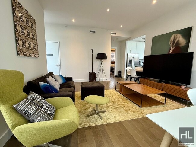 Building Photo - Penthouse 1 bed/1 bath w/ 2 roof decks