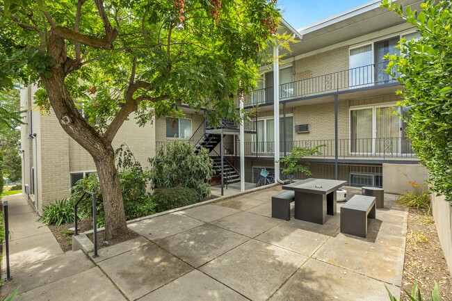 Building Photo - 673 E 6th Ave