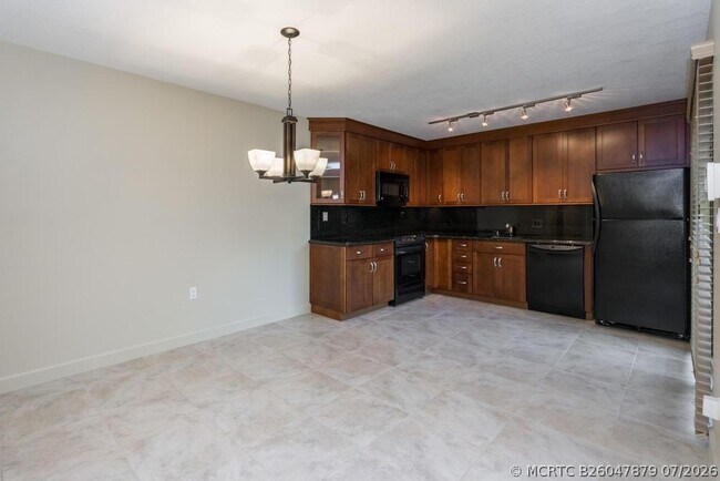 Building Photo - 818 8th Ct