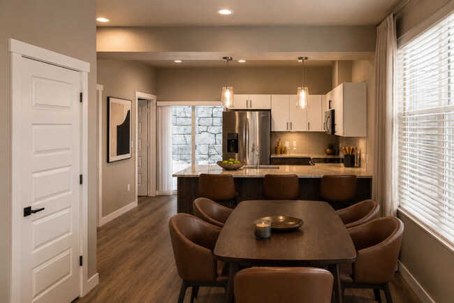 Foto del edificio - This Townhome Will Having You Falling Head Over Heels!