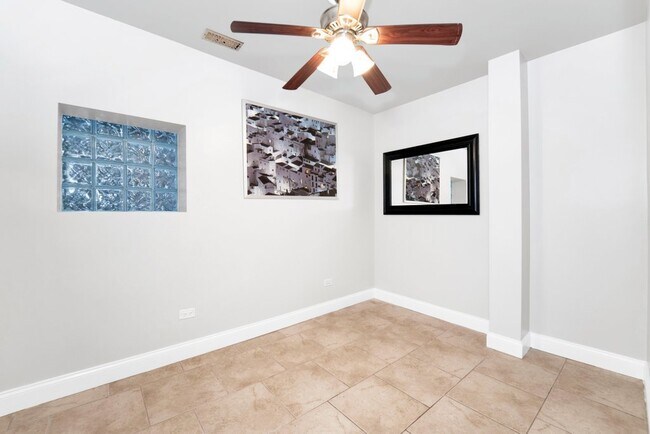 Foto del edificio - 2825 N Hamlin Ave