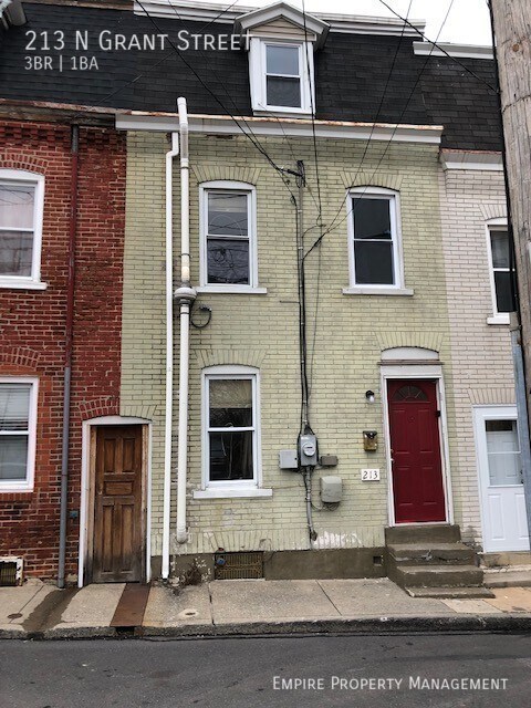 Primary Photo - 3 Bedroom / 1 Bathroom Home in Allentown !