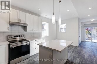 Building Photo - 620 Bathurst St