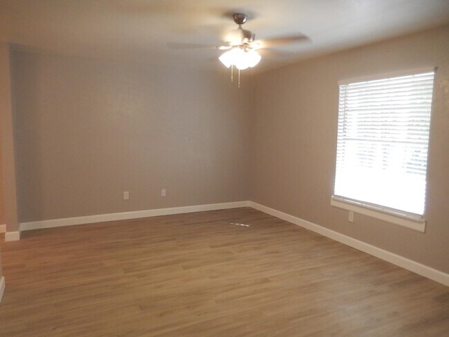 Building Photo - 520 Pasco Ct