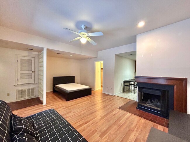 Building Photo - Charming 1/BR 1/BA + Den in a Private, Pea...