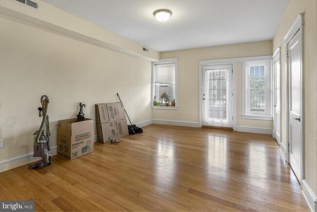 Foto del edificio - 6168 Ridge Ave