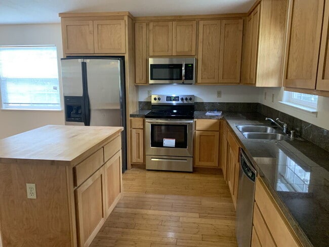 Building Photo - Spacious townhome within walking distance ...