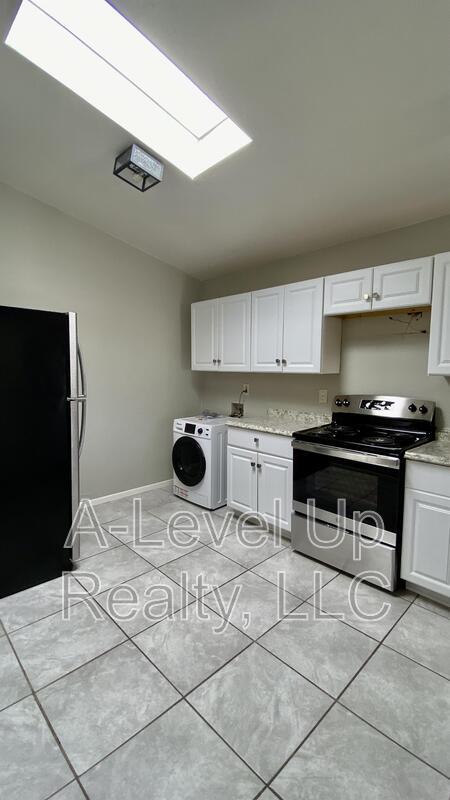 Building Photo - 417 E Thoroughbred St