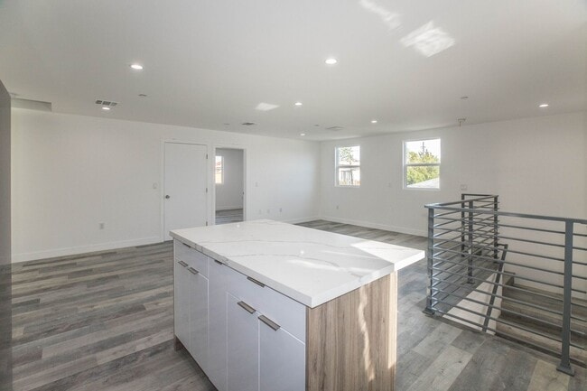 Building Photo - 543 N Virgil Ave