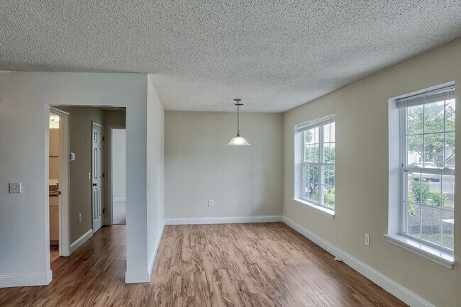 Foto del edificio - Riverwalk Apartments