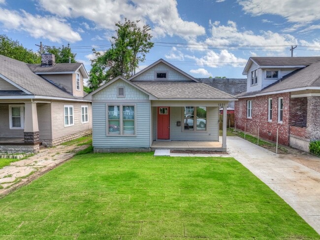 Building Photo - Newer construction home within walking dis...