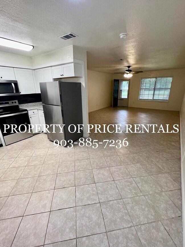 Kitchen and dining area - 624 Texas St