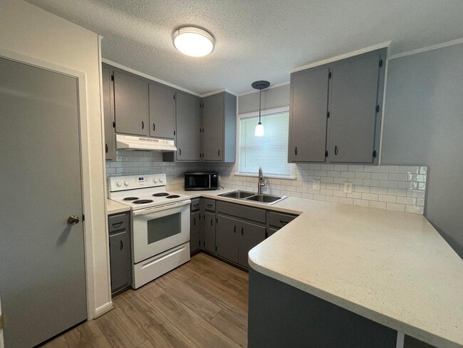 Building Photo - 122 Hillwood Dr