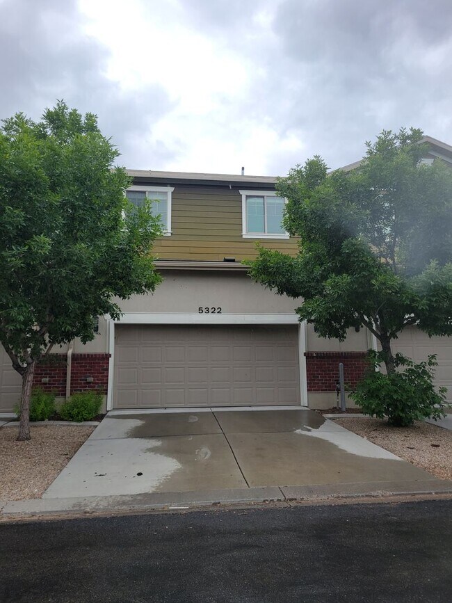 Building Photo - GORGEOUS Townhome!!