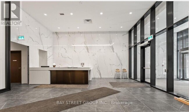 Photo du bâtiment - 4955 Yonge St