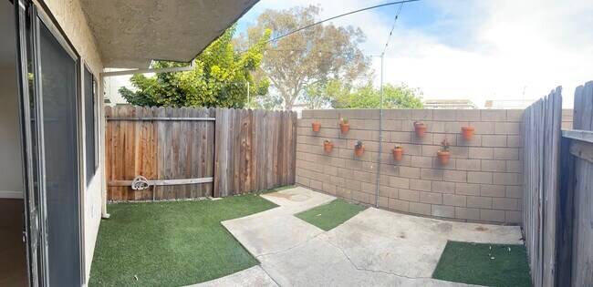 Patio trasero privado con luces de guirnalda. - 16622 Jib Cir