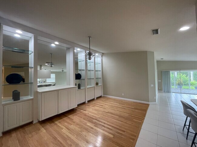 Building Photo - 4949 Kingston Way