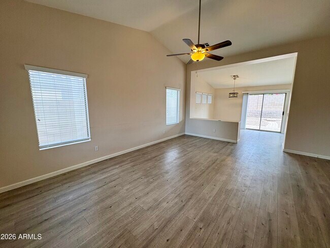 Foto del edificio - 8556 W Carol Ave