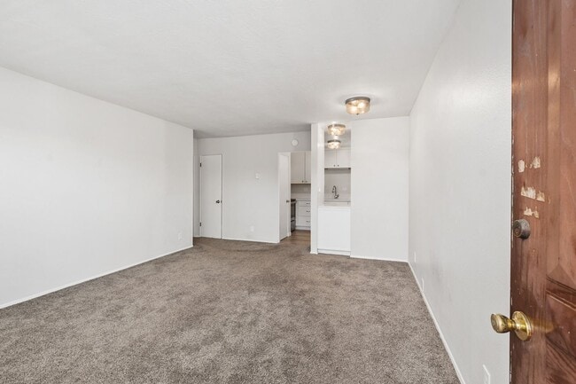 Building Photo - GREAT HILLCREST NEWLY RENOVATED ONE BEDROOM