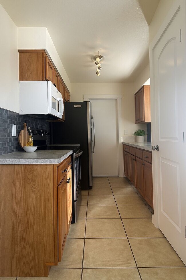 Building Photo - Nice 3/2 with 1 car garage fully fenced ba...