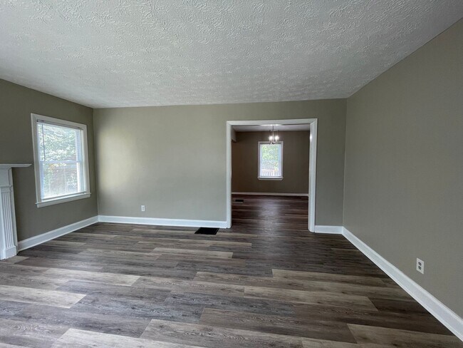Foto del edificio - Large 4 Bedroom 2 Bath Home