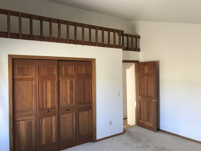Building Photo - 5bdrm Home on large lot with plenty of spa...