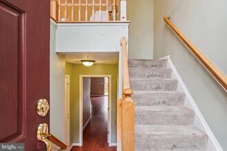 Building Photo - 152 Fieldstone Ct