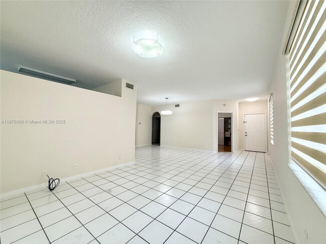 Building Photo - 8658 Vía Reale