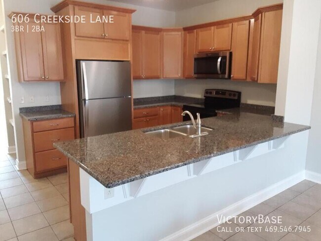 Foto del edificio - 606 Creekside Ln