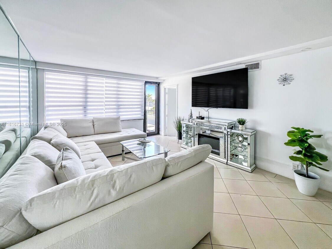 Foto principal - 5225 Collins Ave