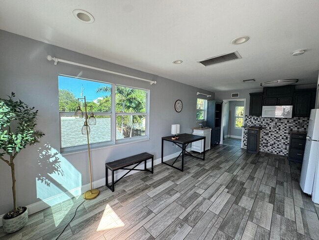 Building Photo - 322 S L St