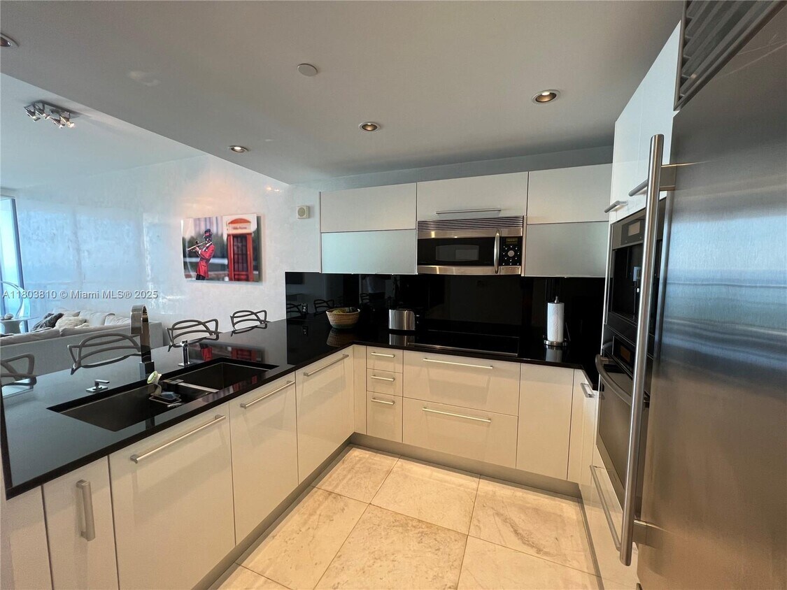 Foto principal - 17121 Collins Ave