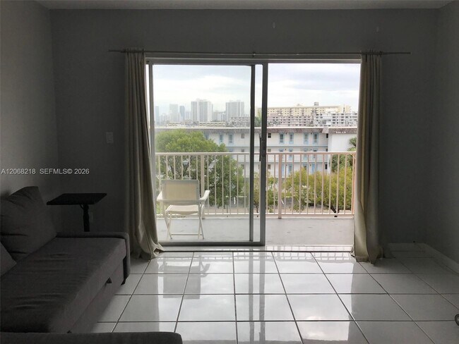 Foto del edificio - 2200 E Hallandale Beach Blvd