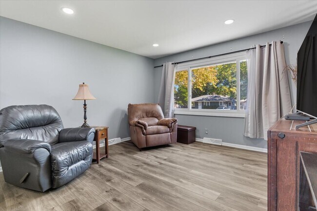 Foto del edificio - 830 Russell Ave