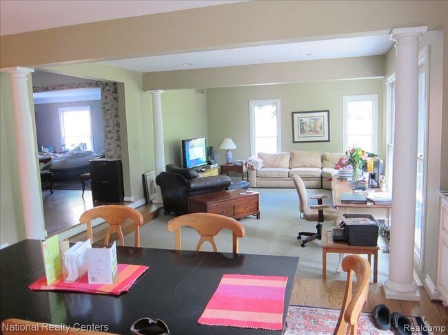 Foto del edificio - 2452 Devon Ln