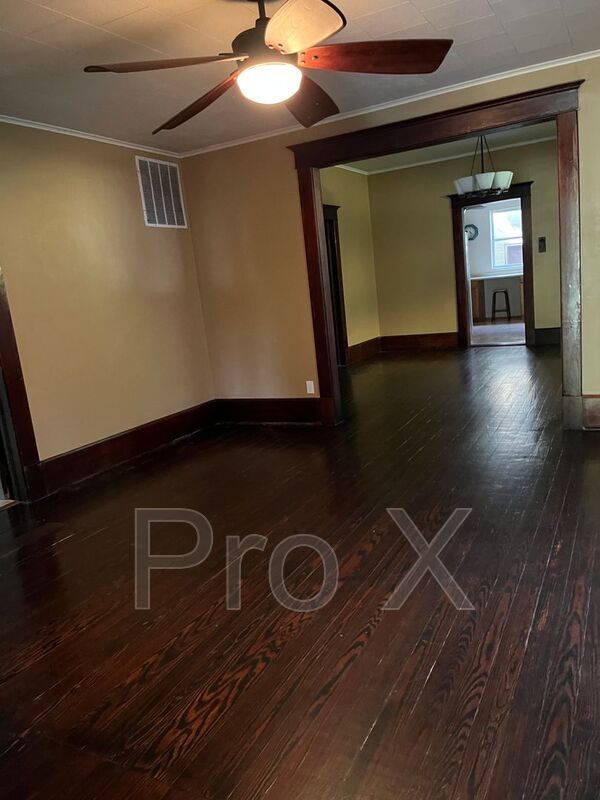 Building Photo - 404 W 1st St