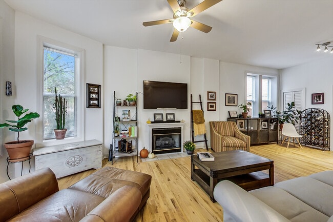 Foto del edificio - 1451 N Maplewood Ave