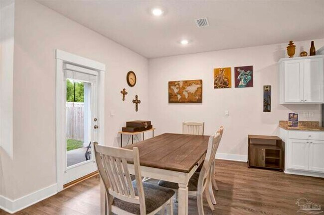 Foto del edificio - 4 bed family home in pool community