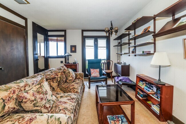 Foto del edificio - Fully Furnished Lower Unit In Berkeley!