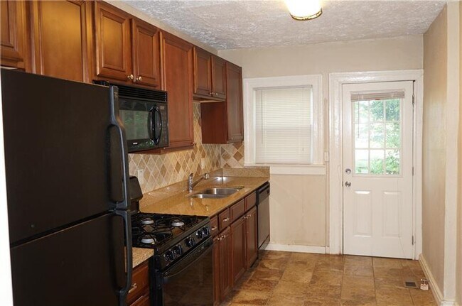 Building Photo - 583 Colonial Cir SE